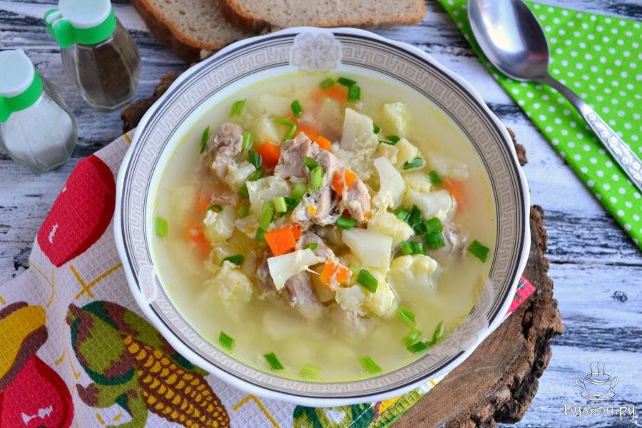 Рецепт куриного супа с капустой. Суп с цветной капустой. Куриный суп с цветной капустой. Суп с курицей и капустой. Суп с цветной капустой на курином бульоне.